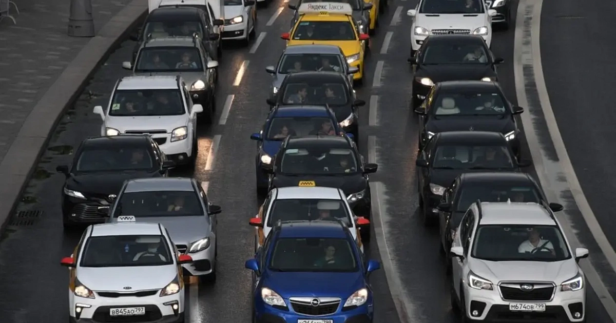 Более 500 автомобилей стоят на подходе к Крымскому мосту 