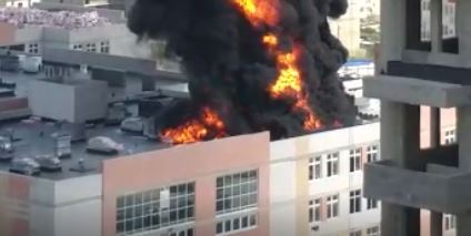 В Новороссийске пожарные борются с огнём в строящейся школе