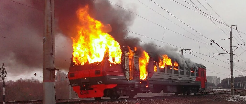 На Кубани тушат пожар в пассажирском вагоне поезда - ВИДЕО