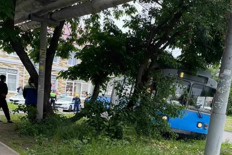 В Краснодаре школьницу зажал троллейбус после аварии. Она погибла