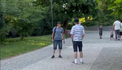 «Брал девочек за руки и звал пойти с ним»: в парке Краснодара депутат спас двух детей от домогательств