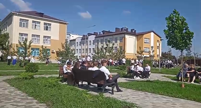 «В который раз срывают уроки и запугивают людей!» В Динском районе Кубани школу снова эвакуировали из-за ложного сообщения о минировании - ВИДЕО