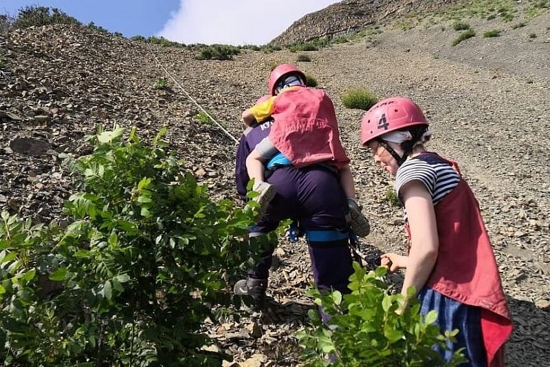 На Кубани пять человек застряли в горах. На помощь пришли спасатели