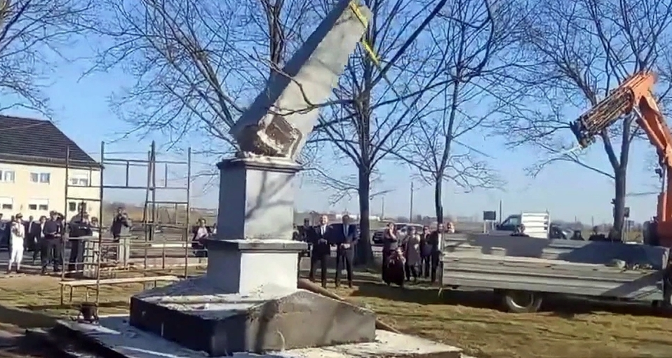 «Мы их освободили – они нам этого не простят!» В Польше под аплодисменты снесли памятник красноармейцам - ВИДЕО