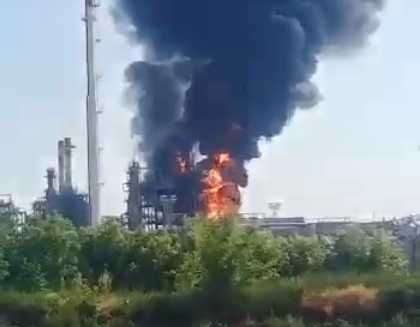 Беспилотник взорвал НПЗ в Ростовской области, пожар локализован - ВИДЕО