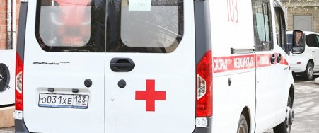 «За такое лишать надо прав пожизненно»: в Краснодаре водители объезжают пробки, следуя перед и позади авто Скорой помощи