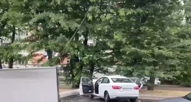В Краснодаре «Лада» врезалась в столб, пострадал водитель и пассажир 