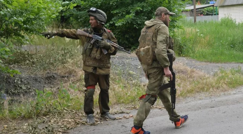 Наступление в Соледаре: военкор вместе с бойцами попала под обстрел - ВИДЕО