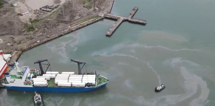 СК возбудил уголовное дело после разлива нефтепродуктов в море у Туапсе