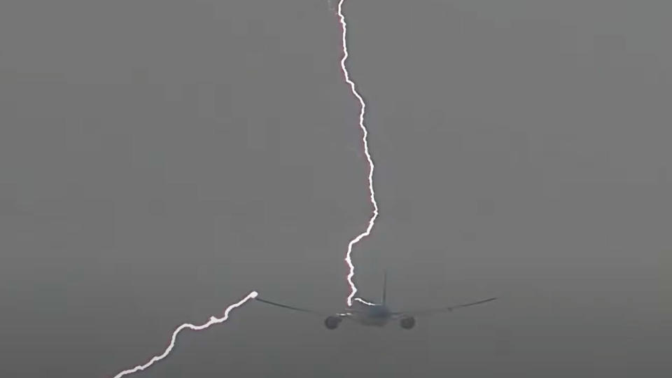 В Краснодаре молния ударила в самолет во время посадки