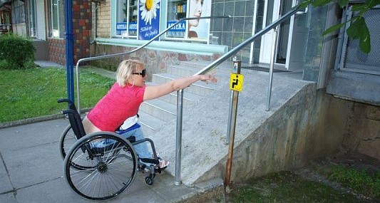 «По документам – доступная!» В Краснодаре надземные переходы недоступны для инвалидов, а подъёмник не работает – ВИДЕО