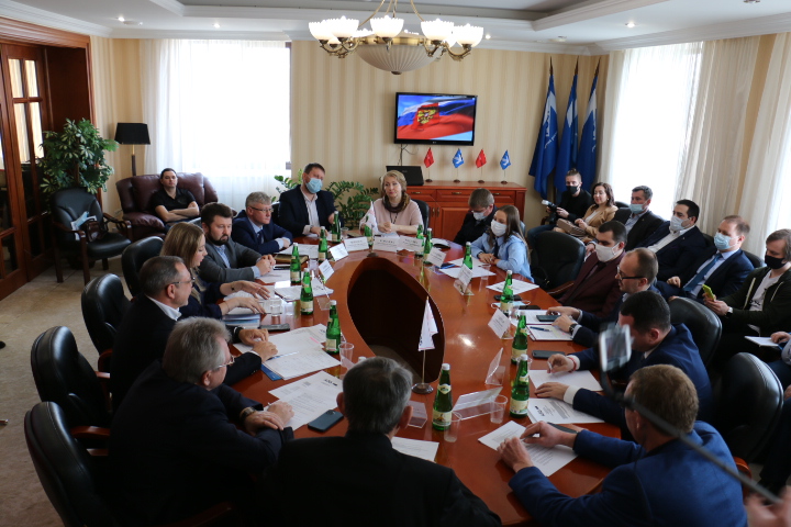 На круглом столе представители власти и бизнеса не смогли выяснить кто производит эвакуацию автомобилей в Краснодаре
