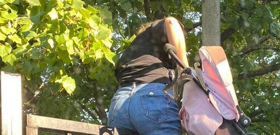 «Сильная русская женщина!» В Ростове-на-Дону мамочка с коляской в руках перелезла через забор  