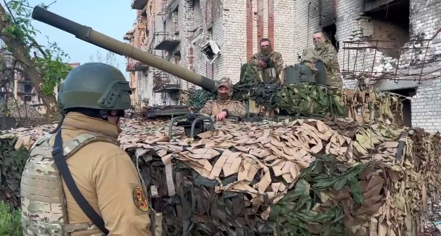 «Мы немного отдохнем и опять играть начнём!» ЧВК «Вагнер» начала выводить подразделения из Артёмовска в тыл – ВИДЕО