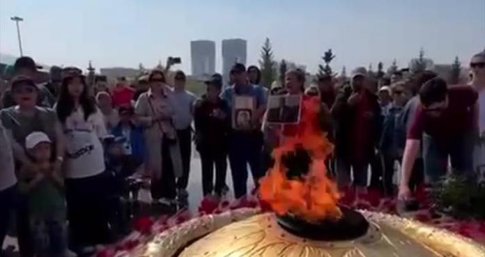 «Сегодня нам пытаются навязать чуждую идеологию!» В Казахстане многие граждане с песнями отметили День Победы несмотря на запреты – ВИДЕО