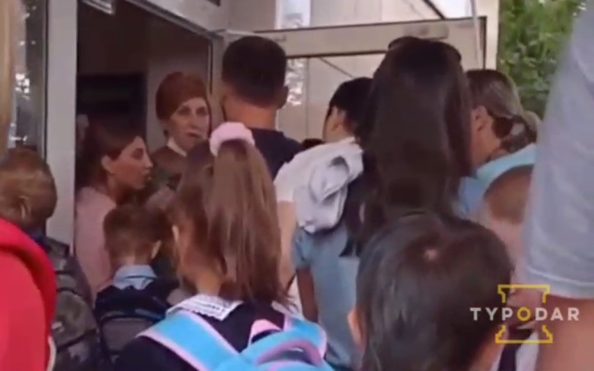 В мэрии Краснодара решили бороться с очередями перед школами