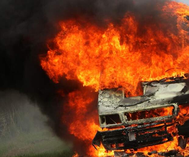 «ГАЗель сгорела дотла!» На федеральной трассе Джугба-Сочи загорелся грузовой автомобиль - ВИДЕО