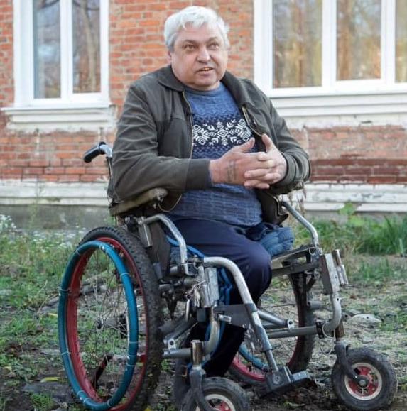 В Тимашевске изобретателю лифта-лебедки подарили новую инвалидную коляску