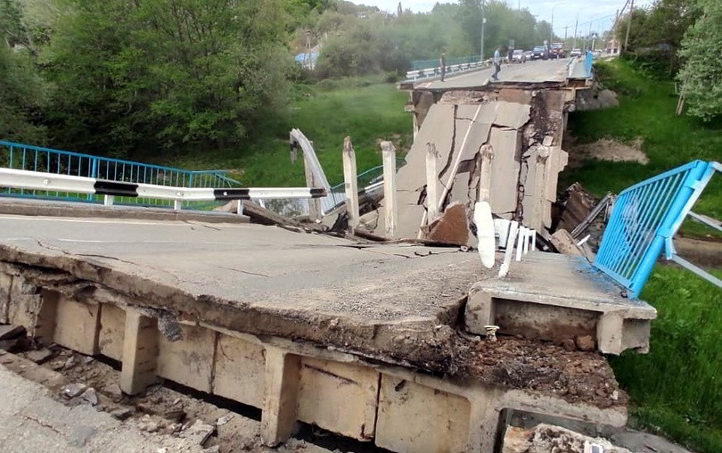 В посёлке Ильском на Кубани после обрушения моста ввели режим ЧС