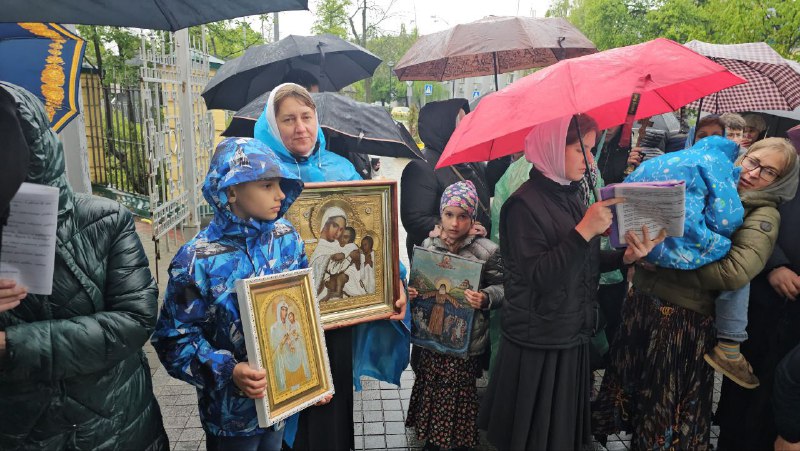  «Не дали помолиться детям!» Киевские боевики выгнали эвакуированных харьковчан из церкви, которые молились за сохранность Харькова