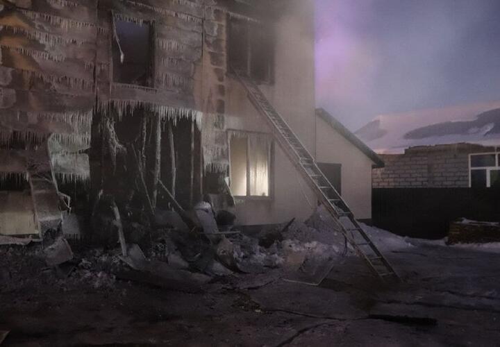 Двое детей погибли при пожаре в частном доме.