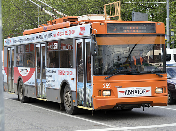 В Краснодаре кондуктор троллейбуса украла у пассажирки деньги