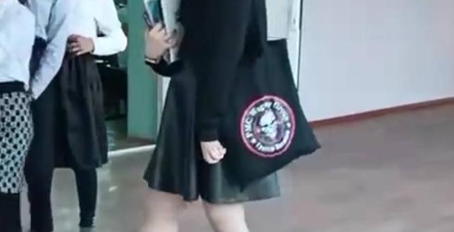 «Последний писк военной моды»: в российской школе ученица пришла на занятия с сумкой с символикой ЧВК «Вагнер» - ВИДЕО