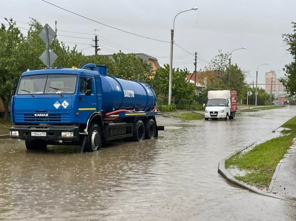 В Краснодаре 20 вакуумных машин ликвидируют последствия дождя