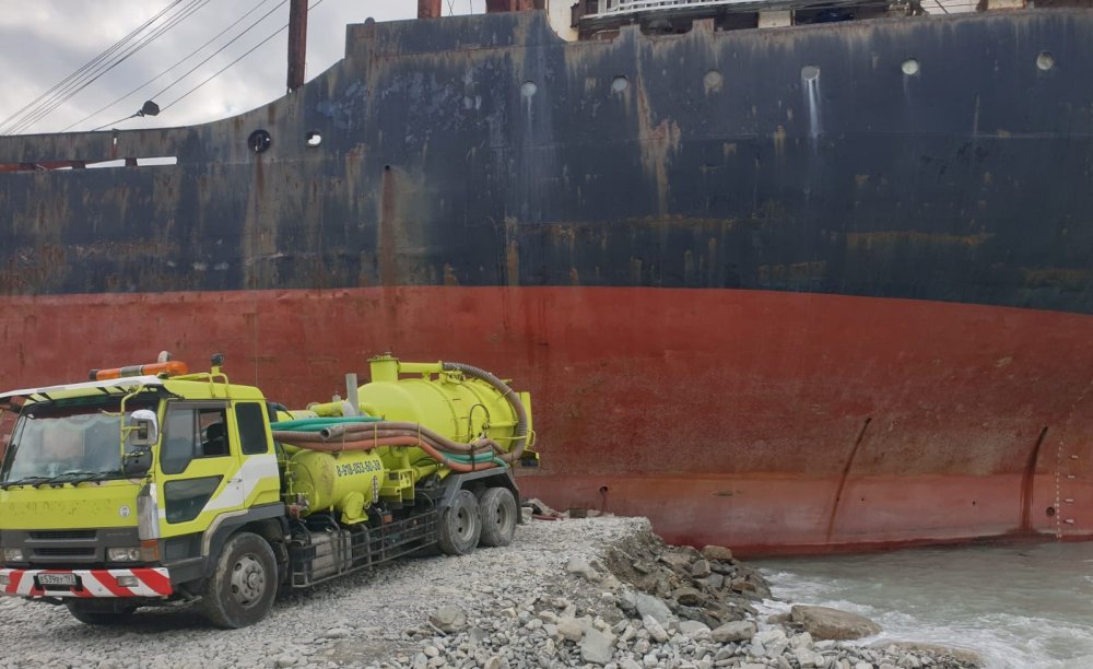 Нефть в Черное море у Геленджика могла попасть с брошенного судна Rio