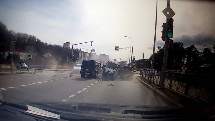 Момент недавнего ДТП в Сочи с 4 автомобилями выложили в сеть