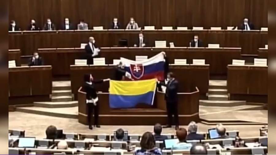 Битва символов: депутаты словацкого парламента облили водой украинский флаг – ВИДЕО 