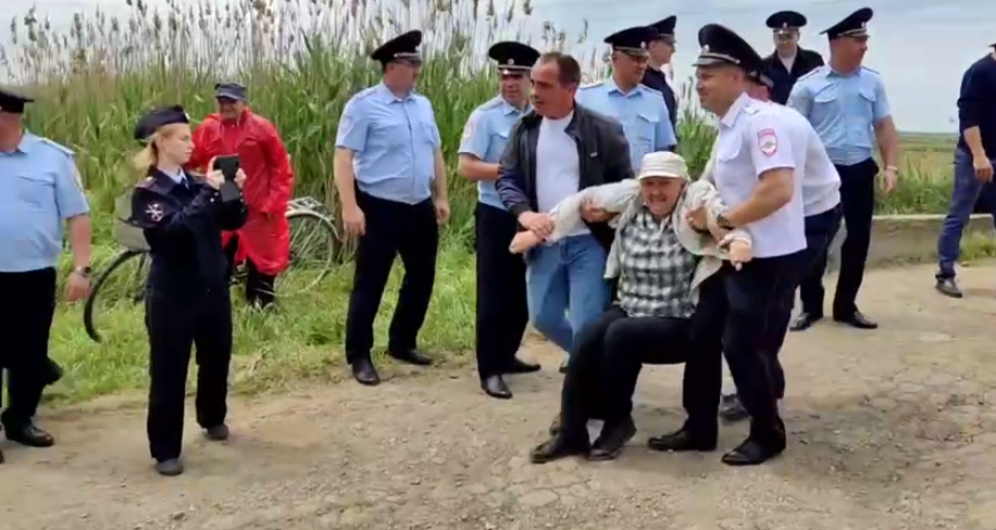 «Итог – задержание и штрафы!» На Кубани полицейские задержали активистов Полтавской, перекрывших дорогу к полигону: они получили штрафы