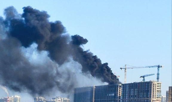 «Шашлыки потушить забыли!» В Краснодаре горит кровля многоэтажного дома