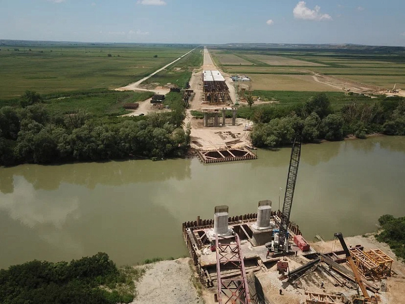 В Краснодарском крае на новой трассе А-289 строят мост через реку Кубань