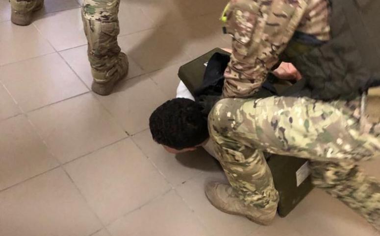 Полицейского, вымогавшего почти два миллиона рублей, задержали на Кубани