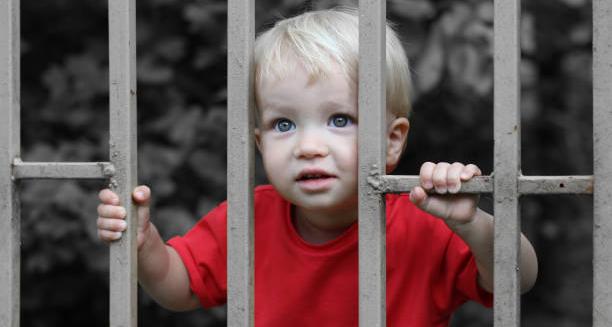 «Пока не научишься ходить на горшок, из тюрьмы не выйдешь!» Во Флориде родители-полицейские сдавали трёхлетнего сына в тюремную камеру