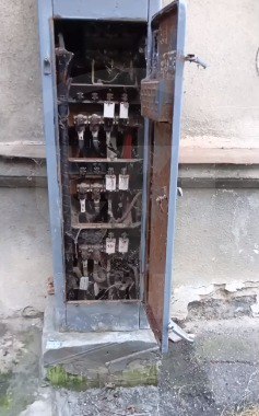 В Сочи неизвестные в поисках закладки кувалдой разнесли электрощиток и сбежали