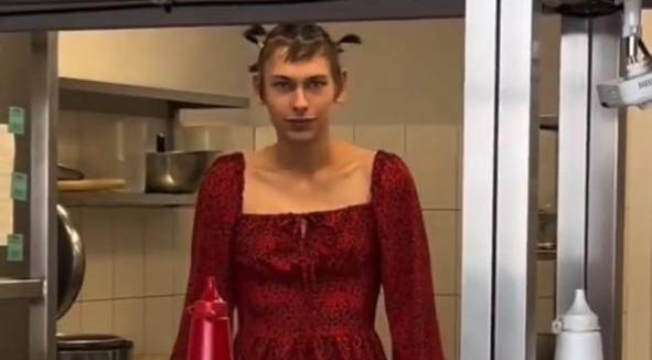 «Сегодня все девочки на смене? – Да!» Украинцы сняли видеоролик с парнем в платье и с «хвостиками», который прячется от военкомов – ВИДЕО