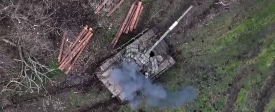ВС РФ дронами поджигают танки ВСУ, российские «Ланцеты» валят артиллерию противника – ВИДЕО