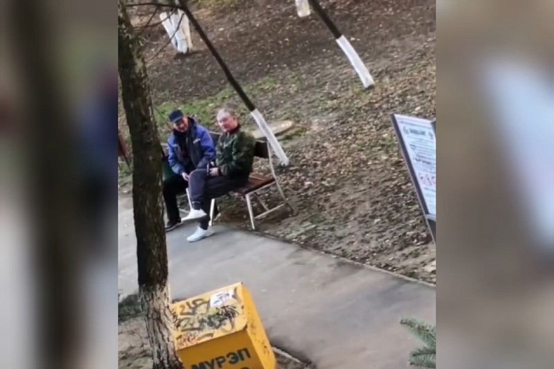 В Краснодаре мужчина устроил стрельбу из пистолета на детской площадке