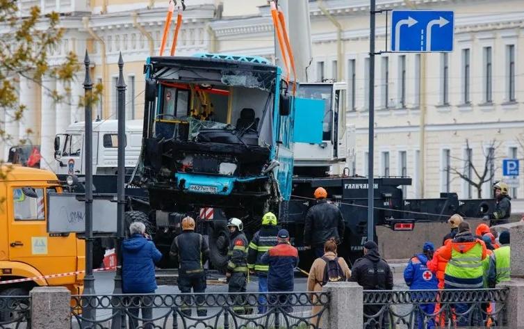 Версия о неисправных тормозах автобуса, упавшего в Мойку с моста в Питере, не подтвердилась