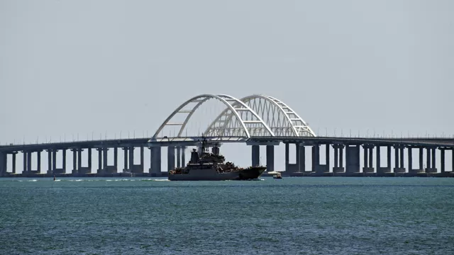 «У кубанцев закончились отпуска, и они рванули домой»: на Крымском мосту образовались пробки перед пунктами досмотра 