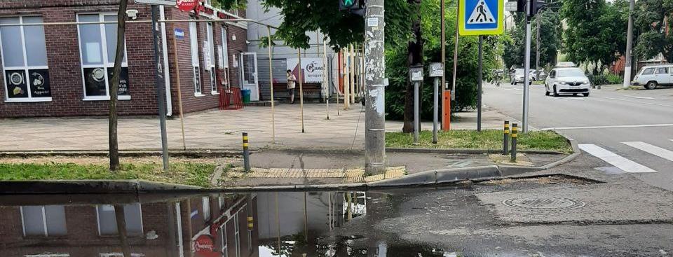 «Шум раньше времени, ненадолго отложите критику» – краснодарский эксперт заявил, что ремонт дороги на Длинной, утопающей в лужах, ещё не завершён