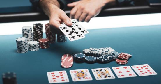 «Я чувствую себя 40-летней женщиной!» В США в турнире по женскому покеру одержал победу 70-летний мужчина, относящий себя к представительницам женского пола – ВИДЕО
