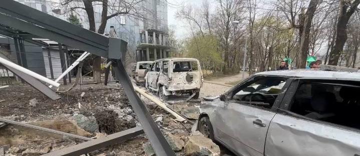 «Обстрелянные машины, воронки на дорогах, шестеро раненых и один погибший»: появились видео из центра Донецка, по которому нанесли удар ВСУ - ВИДЕО 