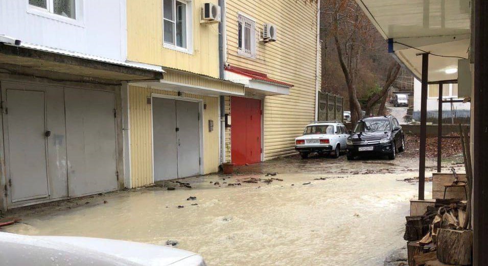 На Кубани улицы городов начали уходить под воду из-за поднятия уровня рек – ВИДЕО 