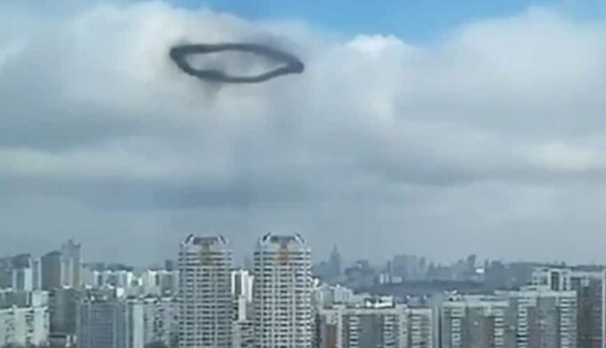 «Слышали загадочный хлопок!» Жители московского Строгино заметили необычное явление - в небе зависло кольцо из дыма – ВИДЕО 
