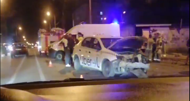 Пассажира и водителя такси зажало в салоне после ДТП в Краснодаре