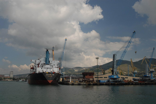 В двух портах Кубани нашли более 100 нарушений при перевалке нефтепродуктов