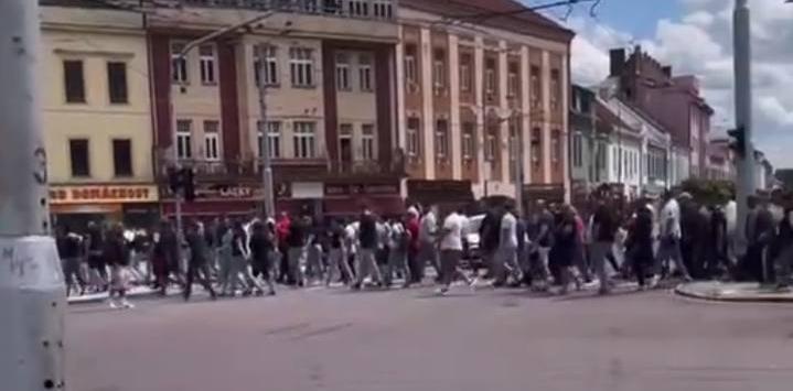 «Почему золотят ручку украинцам, а не нам?» В Чехии цыгане протестуют против украинских беженцев — ВИДЕО